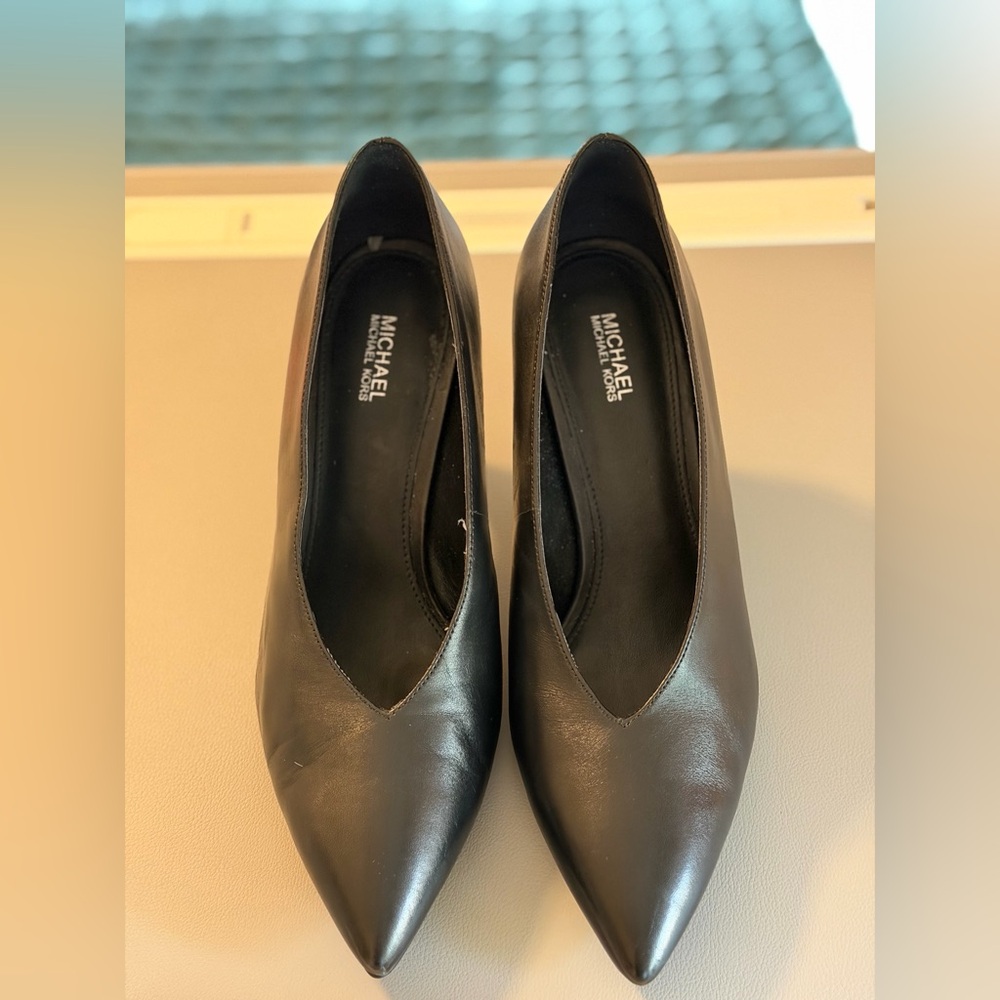 LIKE NEW Michael Kors Black Pointed-Toe Leather Heels Sz 8.5